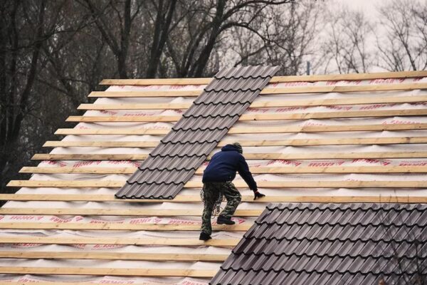 The Importance of Hiring Licensed Roofing Experts for Cracked or Leaking Roofs